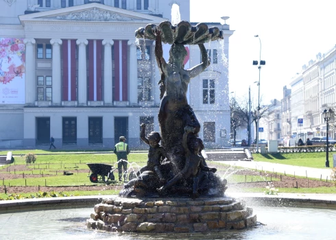 В рижских парках начали заполнять бассейны, а большинство фонтанов уже работает.