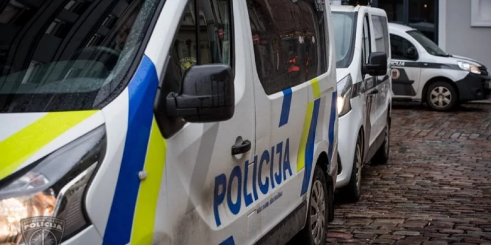 Sākotnējā informācija liecina, ka automašīnas “Renault” vadītājs 15. aprīlī piebrauca pie divām nepilngadīgajām un, iespējams, piedāvāja viņām iekāpt automašīnā.