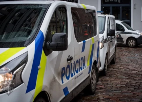 Sākotnējā informācija liecina, ka automašīnas “Renault” vadītājs 15. aprīlī piebrauca pie divām nepilngadīgajām un, iespējams, piedāvāja viņām iekāpt automašīnā.