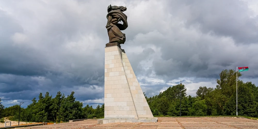 Лиепайский памятник погибшим в море.