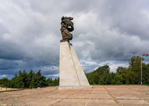 Лиепайский памятник погибшим в море.