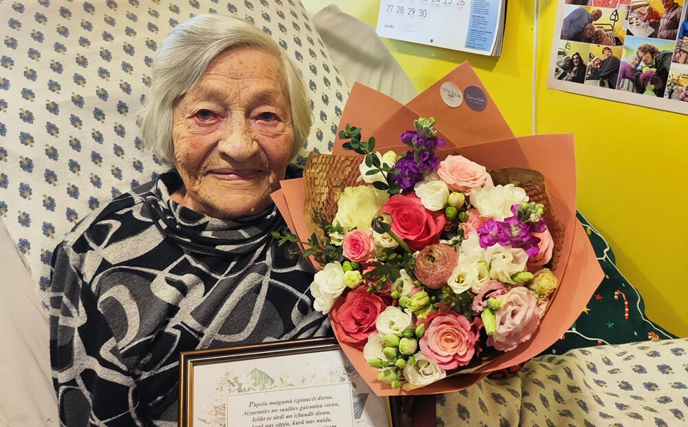 Saldus novada iedzīvotāja Helēna Novika atzīmējusi 102. dzimšanas dienu