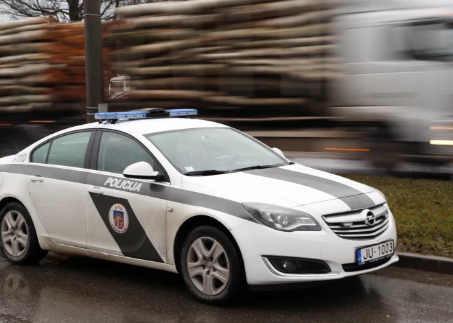 Под Вентспилсом водитель BMW ехал так быстро, что привез себе штраф под 1000 евро