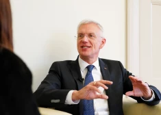 Valsts kanceleja atklāj, no kā kabatām segta Kariņa meitas lidostas VIP zonas izmaksas