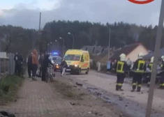 Baisa avārija Krāslavā, kur BMW "ielido" busiņā. VIDEO