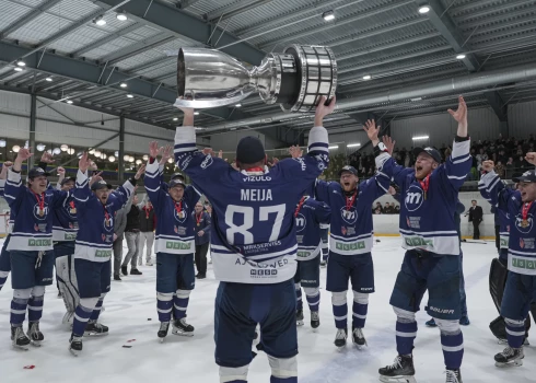 "Mogo"/RSU hokejisti ar OHL čempionu trofeju (foto: Guntis Lazdāns / LHF)