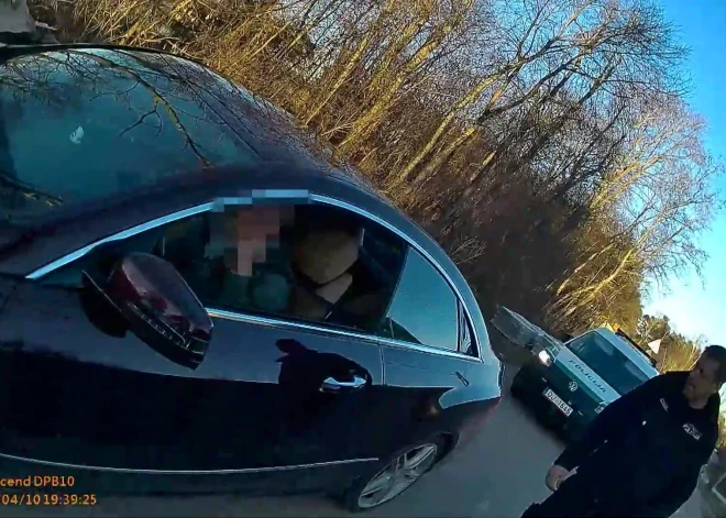 "Сколько литров бокал был?" В Адажском крае женщина за рулем Mercedes пыталась скрыть от полиции запах алкоголя