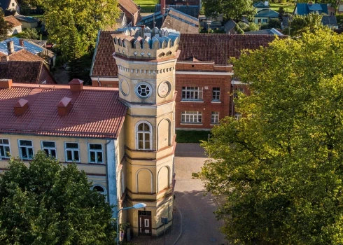 В одном из самых красивых городов Латвии сохранился след большой промышленной истории.