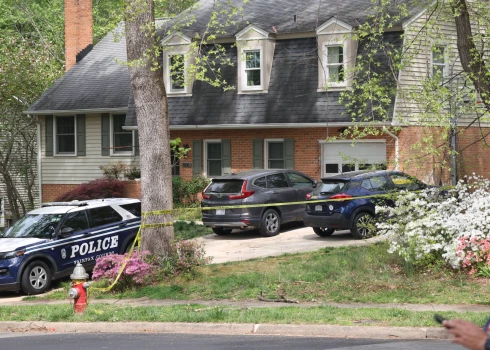 Policija pie bijušā Virdžīnijas vicegubernatora Džastina Fērfaksa mājas (foto: Scanpix / IMAGO / MediaPunch)