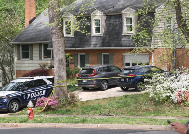 Policija pie bijušā Virdžīnijas vicegubernatora Džastina Fērfaksa mājas (foto: Scanpix / IMAGO / MediaPunch)