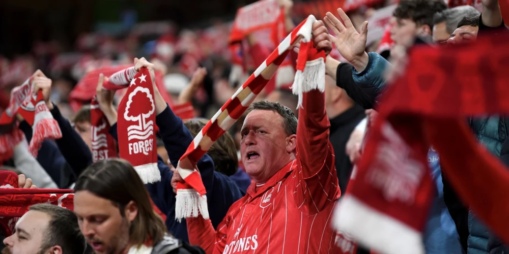 "Nottingham Forest" fani pašlaik pārdzīvo par kluba izdzīvošanu Anglijas premjerlīgā, taču saglabā cerības uz triumfu Eiropā (foto: Scanpix / EPA)
