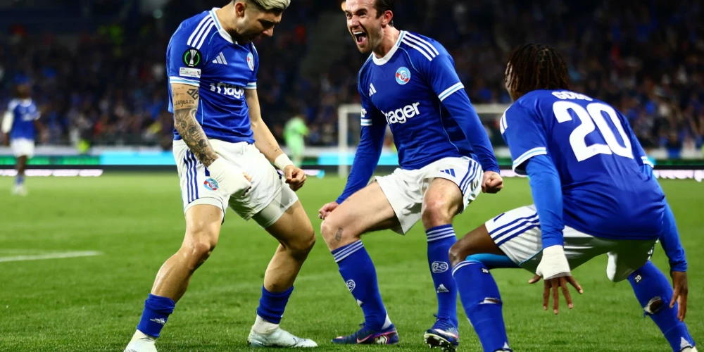 "Strasbourg" spēlētāji līksmo pēc vārtu guvuma (foto: Scanpix / AP)