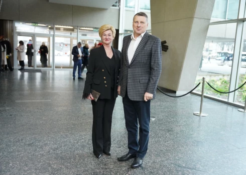 "Pirmavots" pirmizrādes Dailes teātrī baudītāju skaitā bija arī bijušais Valsts prezidents Raimonds Vējonis ar kundzi Ivetu