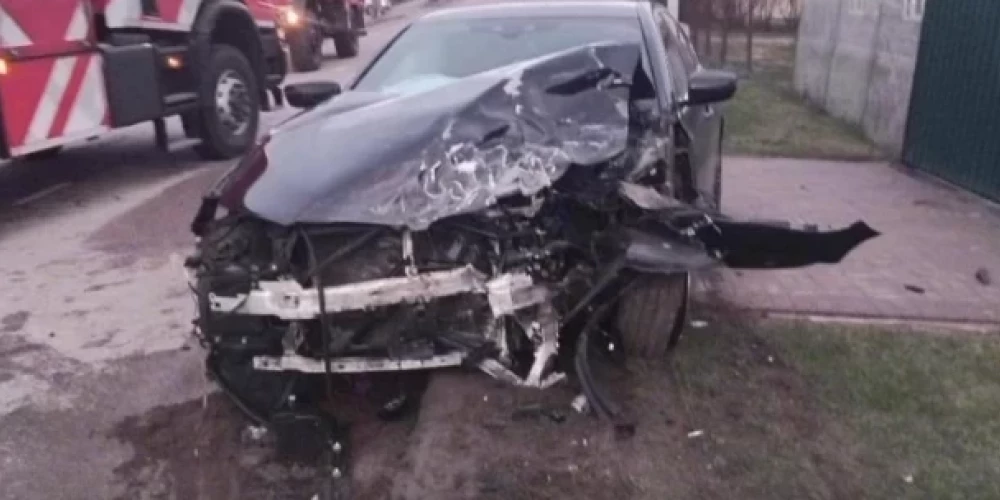 Согласно словам очевидцев, BMW двигался на большой скорости и врезался в микроавтобус.