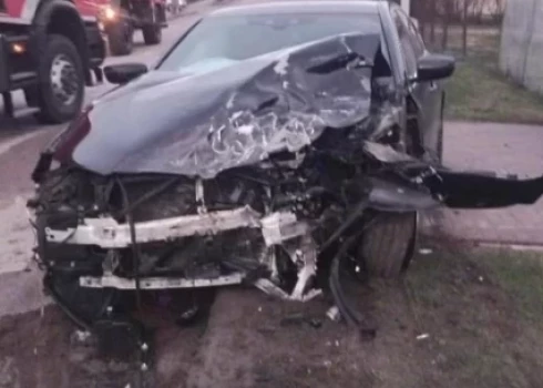 Согласно словам очевидцев, BMW двигался на большой скорости и врезался в микроавтобус.