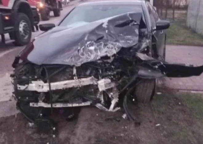 ВИДЕО: в Краславе BMW на большой скорости врезался в микроавтобус