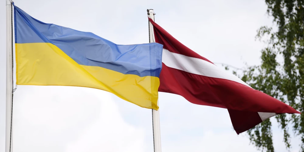 Ukrainas un Latvijas karogi.