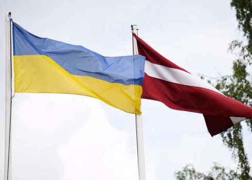 Ukrainas un Latvijas karogi.