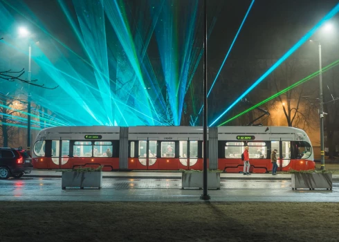 Vēju pilsētas tramvajs Liepājas jubilejas akcijas “Izgaismotā Liepāja” laikā.