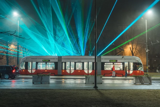 Vēju pilsētas tramvajs Liepājas jubilejas akcijas “Izgaismotā Liepāja” laikā.
