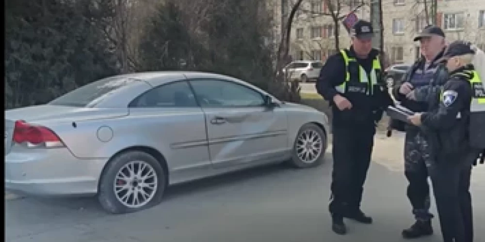 Bauskā pēc vairāk nekā diviem gadiem Akāciju iela atbrīvota no tur visu pamesta “Volvo” spēkrata.