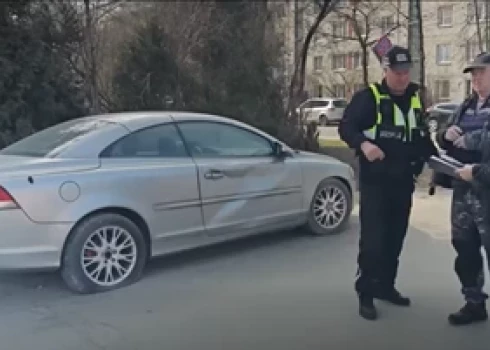 Bauskā pēc vairāk nekā diviem gadiem Akāciju iela atbrīvota no tur visu pamesta “Volvo” spēkrata.