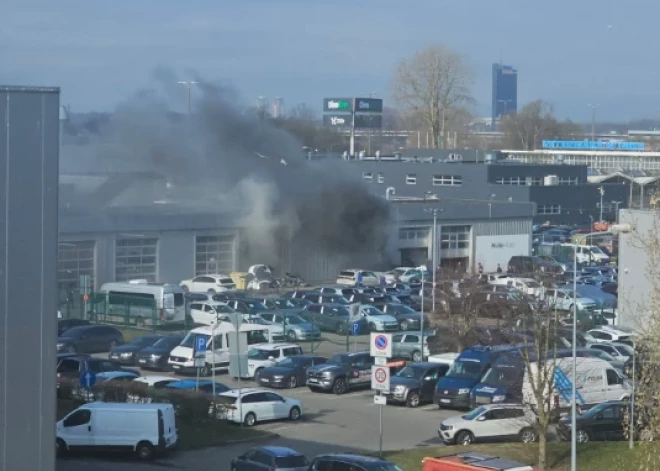 Izcēlies ugunsgrēks "Moller" ēkā Krasta ielā, evakuēti 100 cilvēki