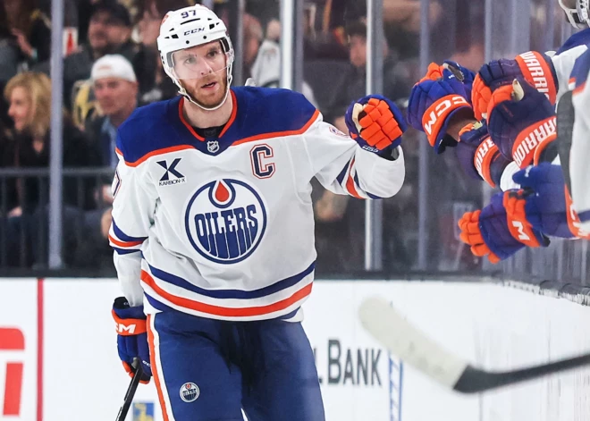 Konors Makdeivids sesto reizi karjerā kļūst par NHL regulārās sezonas rezultatīvāko hokejistu; Selebrīni raksta "Sharks" vēsturi