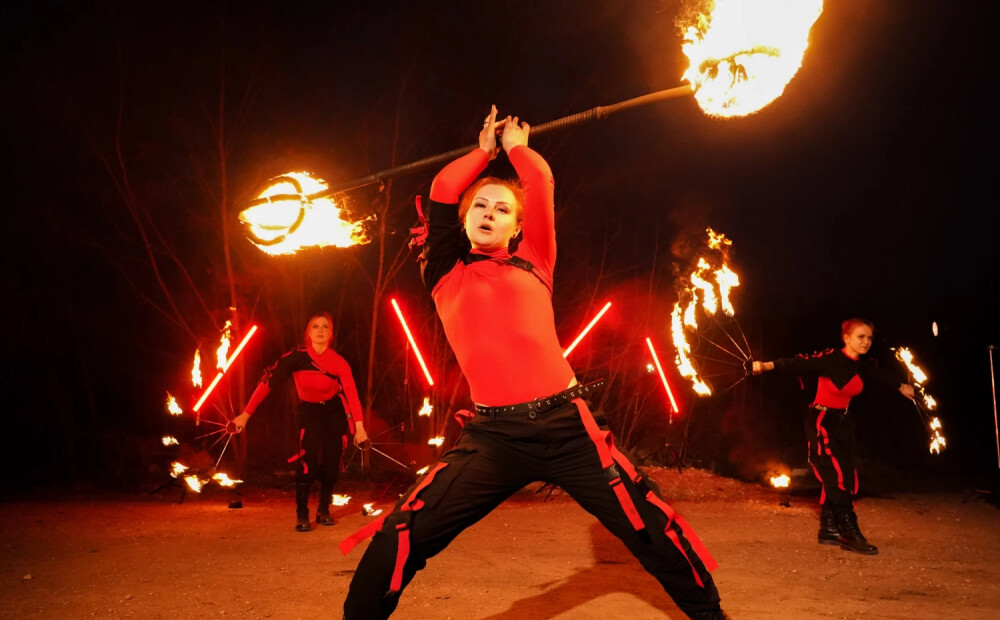 FOTO, VIDEO: “Pamēģinājām aizdedzināt zobenus — un iepatikās!” Latvijā daudziem no tā bail, bet Jekaterina ar to nodarbojas jau 15 gadus