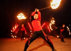 FOTO, VIDEO: “Pamēģinājām aizdedzināt zobenus — un iepatikās!” Latvijā daudziem no tā bail, bet Jekaterina ar to nodarbojas jau 15 gadus