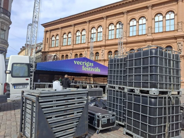 На Домской площади идет подготовка к фестивалю.