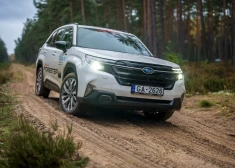 Bezceļu tests: "Subaru Forester" pierāda, ka dzelži ir svarīgāki par modernām tehnoloģijām