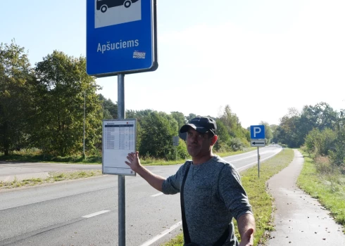 Pieturvieta Apšuciems. 2025. gada septembris. Pasažieru pārvadātāji bija sarīkojuši protesta akciju Viena stunda bez sabiedriskā transporta, lai pievērstu uzmanību nepietiekamam finansējumam.