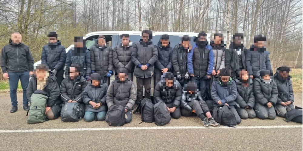 Ceturtdien, 16. aprīlī, par nelikumīgi valsts robežu šķērsojušu personu pārvadāšanu robežsargi Ludzas novadā aizturēja vienu trešās valsts pilsoni un no nelikumīgas valsts robežas šķērsošanas atturēja 21 personu.