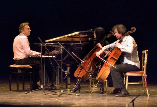 Endrū Loids Vēbers uzstājas kopā ar brāli Džulianu un viņa sievu Džiaksinu.