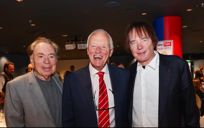 Uzņēmējs un sporta sacensību organizētājs Berijs Hērns (vidū) ar brāļiem Endrū un Džulianu Loidu-Vēberiem 2025. gadā.