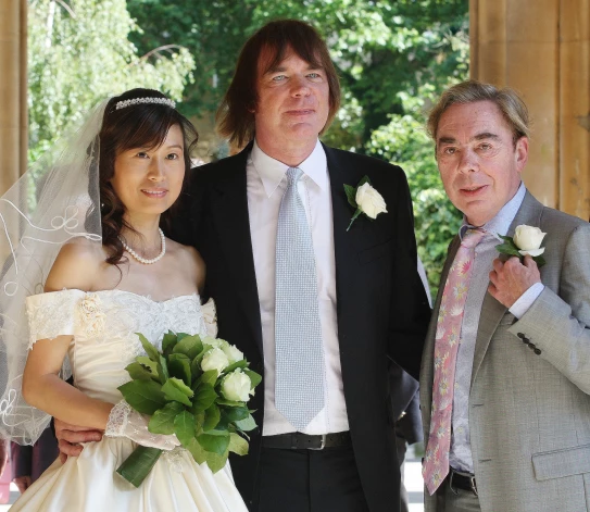 Džulians 2009. gadā kāzu dienā ar ceturto sievu čellisti Džiaksinu Čengu un brāli Endrū.