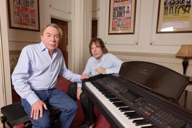 Endrū Loids Vēbers (pa kreisi) ar brāli Džulianu Loidu Vēberu 2011. gadā.