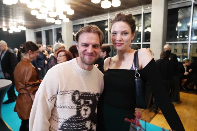 Алиса с мужем - актером Каспаром Думбурсом.