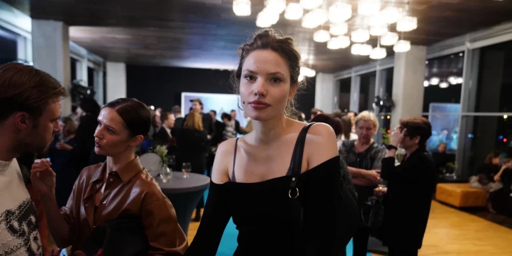 В Латвии Алису приняли дружелюбно. «Я боялась, что люди будут агрессивны по отношению ко мне. Но всё было ровно наоборот. Был большой интерес к тому, кто я такая и что делаю в Латвии»