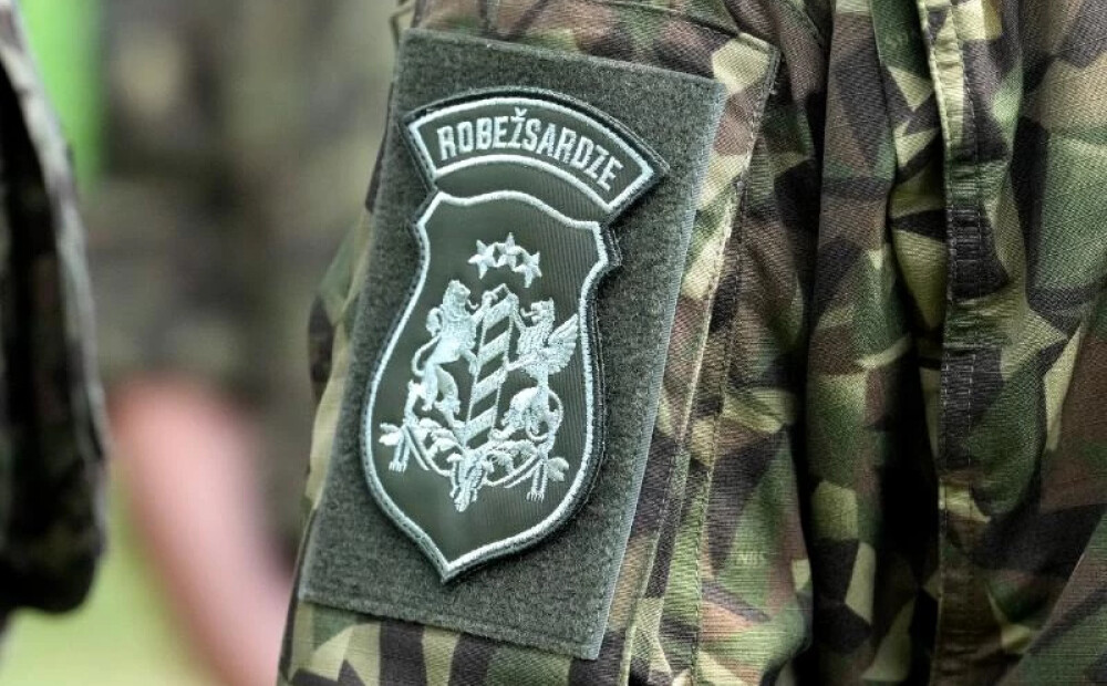 Robežsargi Ludzas pusē aptur mikroautobusu, kas pilns ar nelegālajiem migrantiem