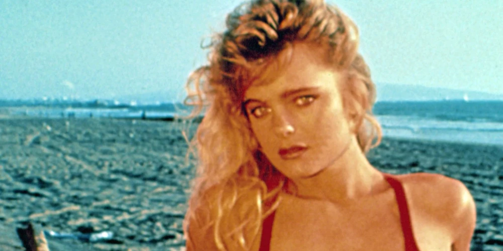 Seriālā "Pludmales patruļa" Ērika Elenjaka uzmirdzēja Šoni Makleinas lomā.