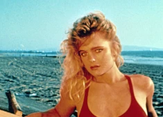 FOTO: Ērika Elenjaka pēc 30 gadiem atgriežas “Pludmales patruļas” pasaulē. Lūk, kā viņa izskatās tagad