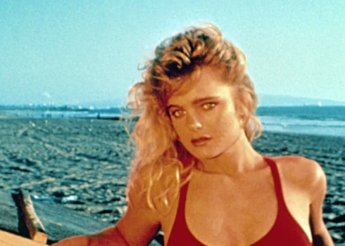 Seriālā "Pludmales patruļa" Ērika Elenjaka uzmirdzēja Šoni Makleinas lomā.