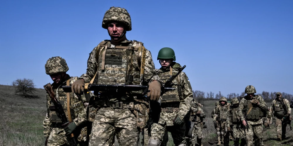 Ukraiņu karavīri piedalās 118. atsevišķās mehanizētās brigādes militārajās apmācībās.