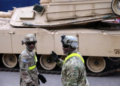 Latvija vēl nav saņēmusi ziņas par ASV ieroču piegāžu kavēšanos