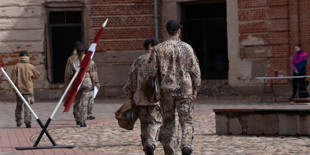 Jaunieši Daugavpilī pārbauda zināšanas visaptverošās valsts aizsardzības sacensībās.