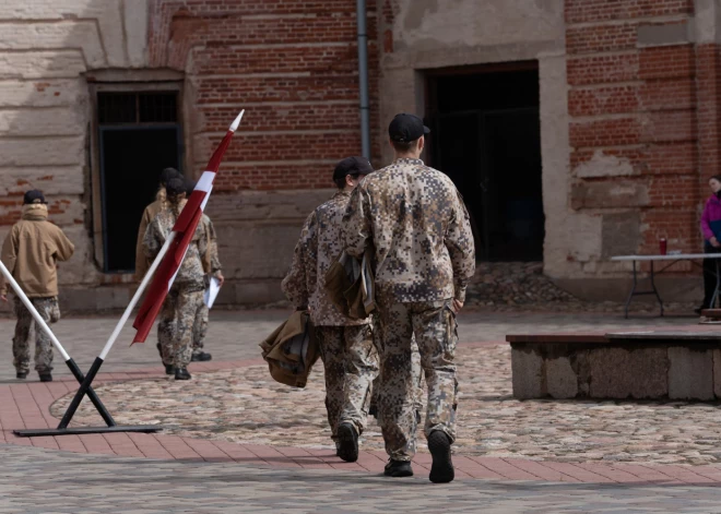 Jaunieši Daugavpilī pārbauda zināšanas visaptverošās valsts aizsardzības sacensībās.