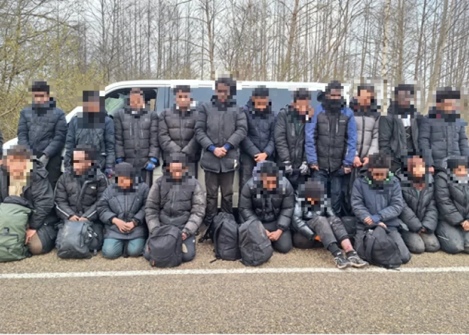 На границе с Беларусью остановили "резиновый" микроавтобус - внутри оказался 21 мигрант