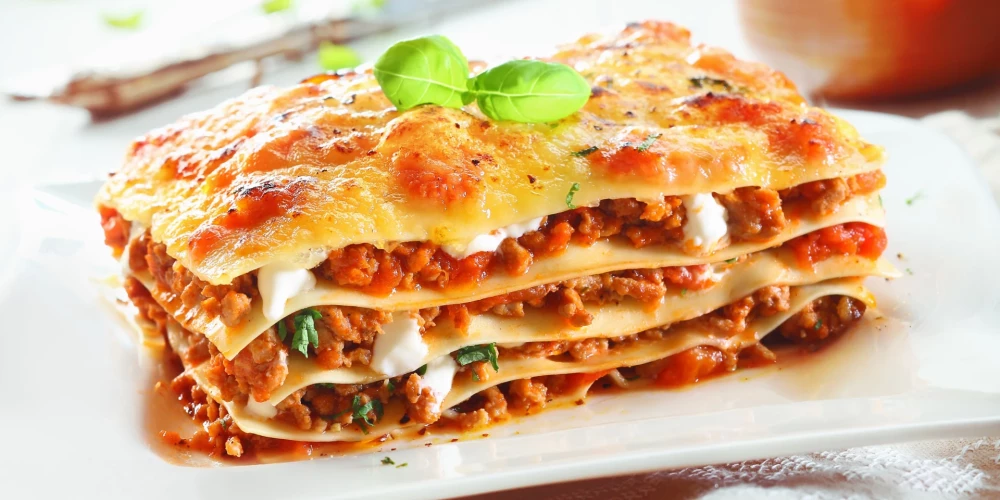 Klasiskā lazanja ar gaļu un dārzeņiem.